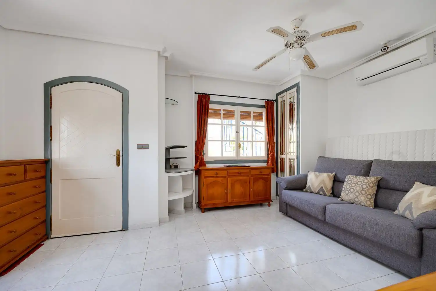 Sala d'estar de Estudi en venda en Torrevieja amb Aire condicionat, Terrassa i Traster