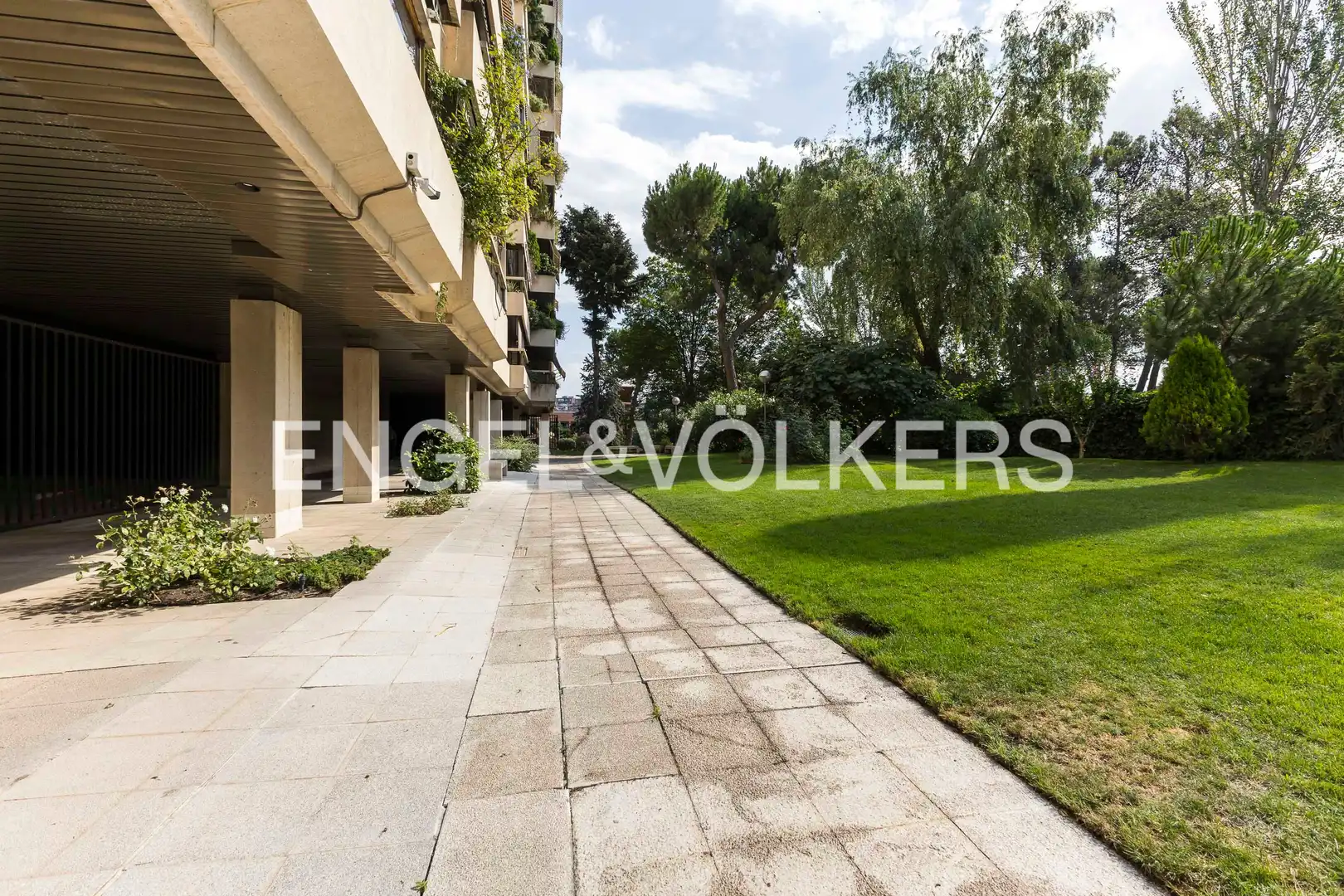 Exterior view of Flat for sale in Madrid  with Heating, Private garden and Terrace