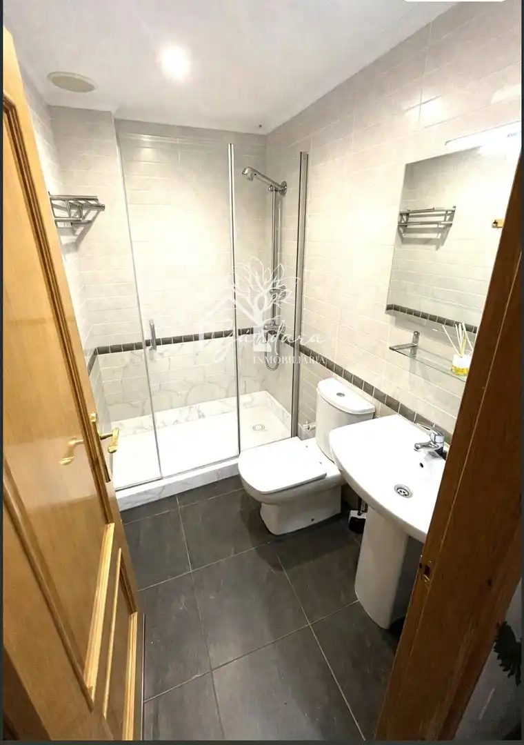 Bathroom of Flat for rent in Ferrol  with Heating, Parquet flooring and Storage room