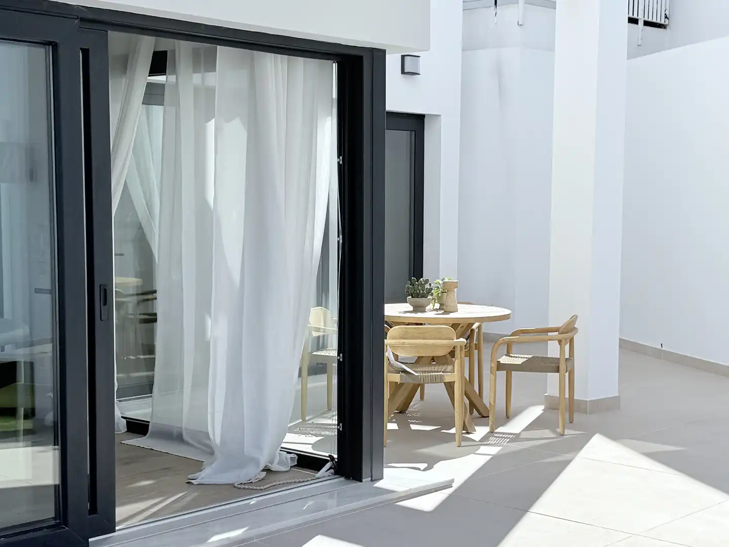 Terrasse von Einfamilien-Reihenhaus zum Verkauf in Málaga mit Privatgarten, Balkon und Gemeinschaftspool