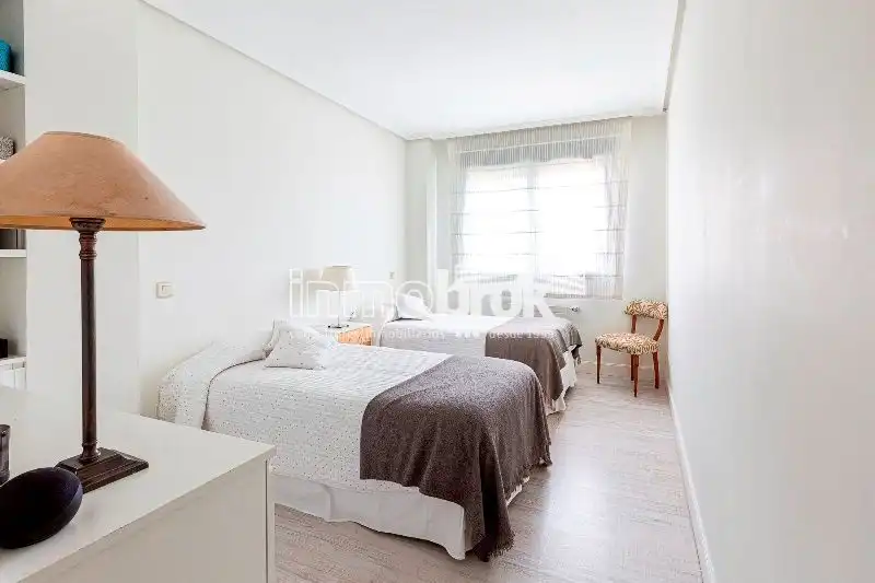 Schlafzimmer von Dachboden zur Miete in La Moraleja mit Klimaanlage, Heizung und Abstellraum