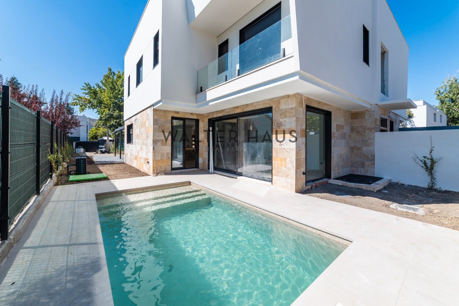 Vista exterior de Casa o xalet en venda en Pozuelo de Alarcón amb Aire condicionat, Calefacció i Jardí privat