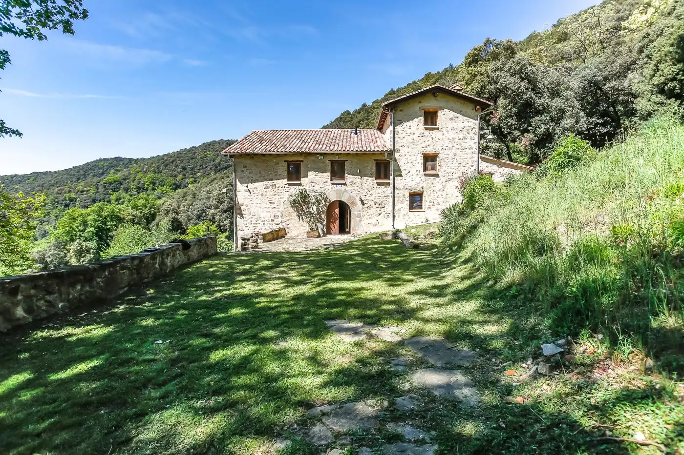 Casa rústica con jardín en venta en Sant Joan Les Fonts, imagen 3