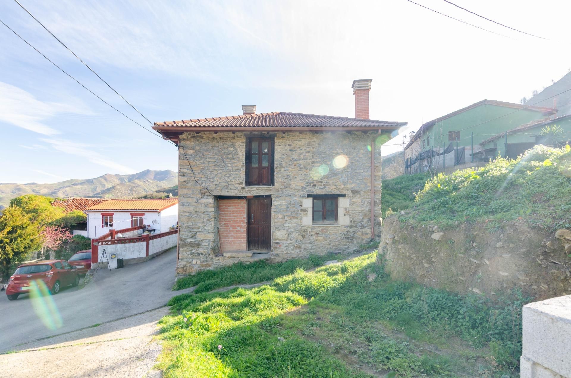 Vista exterior de Casa o xalet en venda en Lena amb Jardí privat