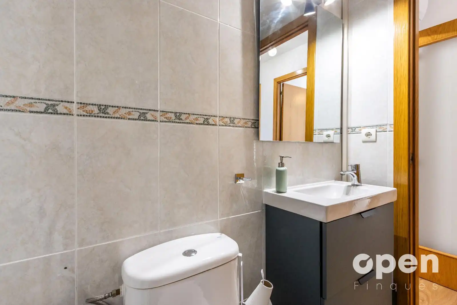 Bathroom of Flat for sale in Terrassa  with Air Conditioner, Heating and Parquet flooring