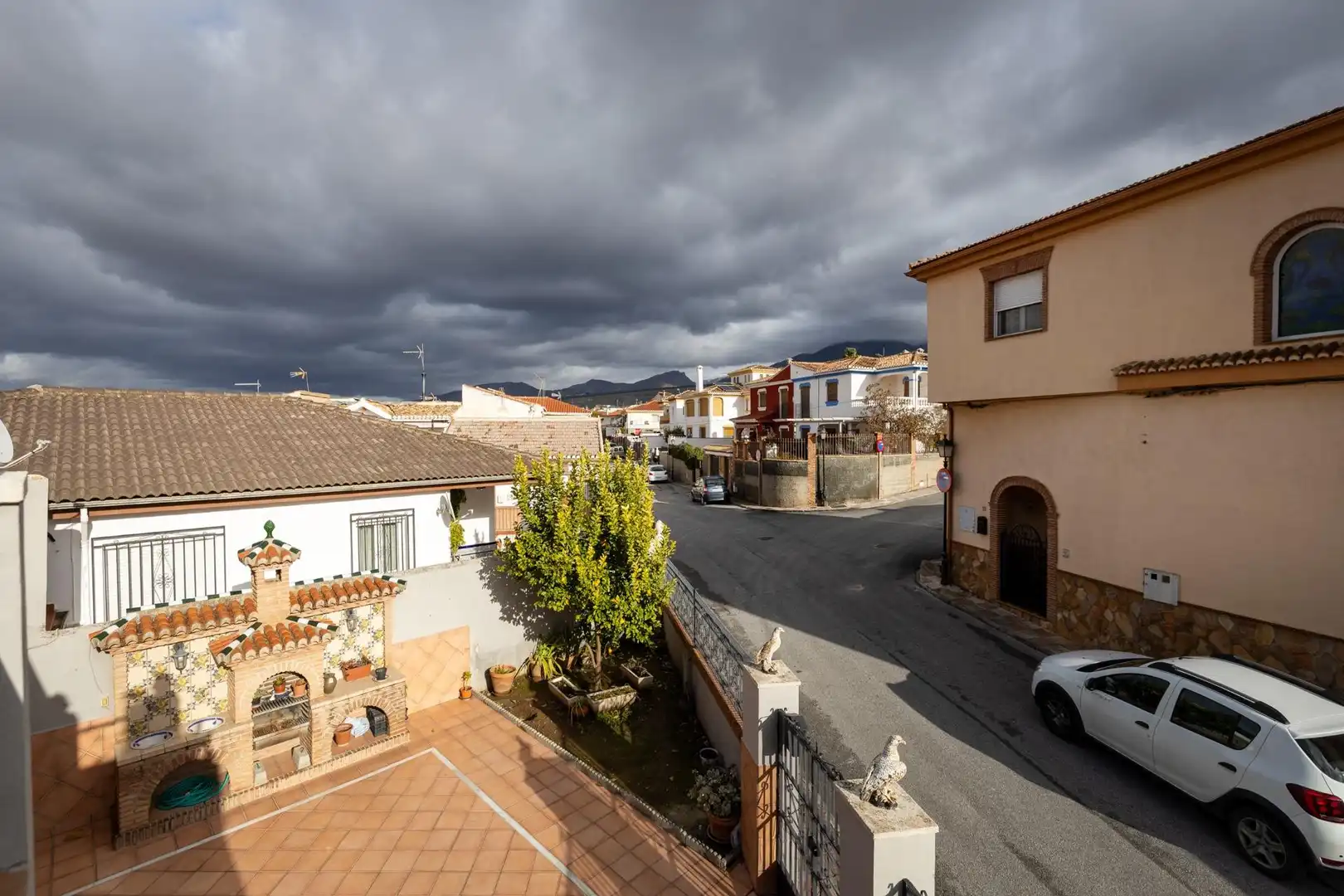 Vista exterior de Casa adosada en venda en La Zubia amb Aire condicionat, Terrassa i Traster