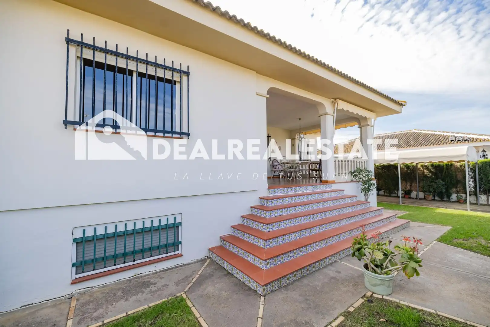 Vista exterior de Casa o xalet en venda en Almonte amb Jardí privat, Terrassa i Moblat