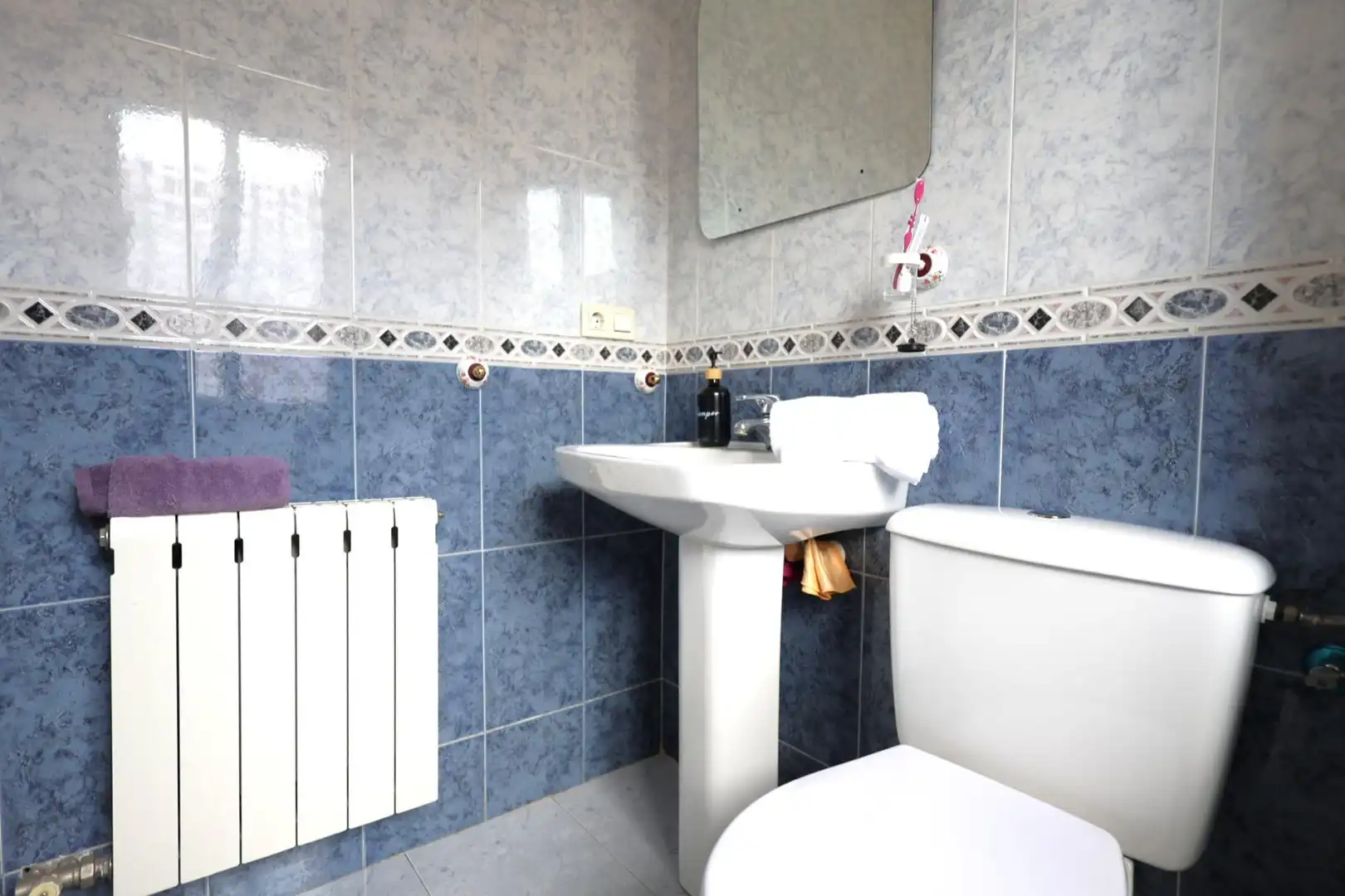 Baño de Casa adosada en venta en Cúllar Vega con Calefacción, Jardín privado y Terraza