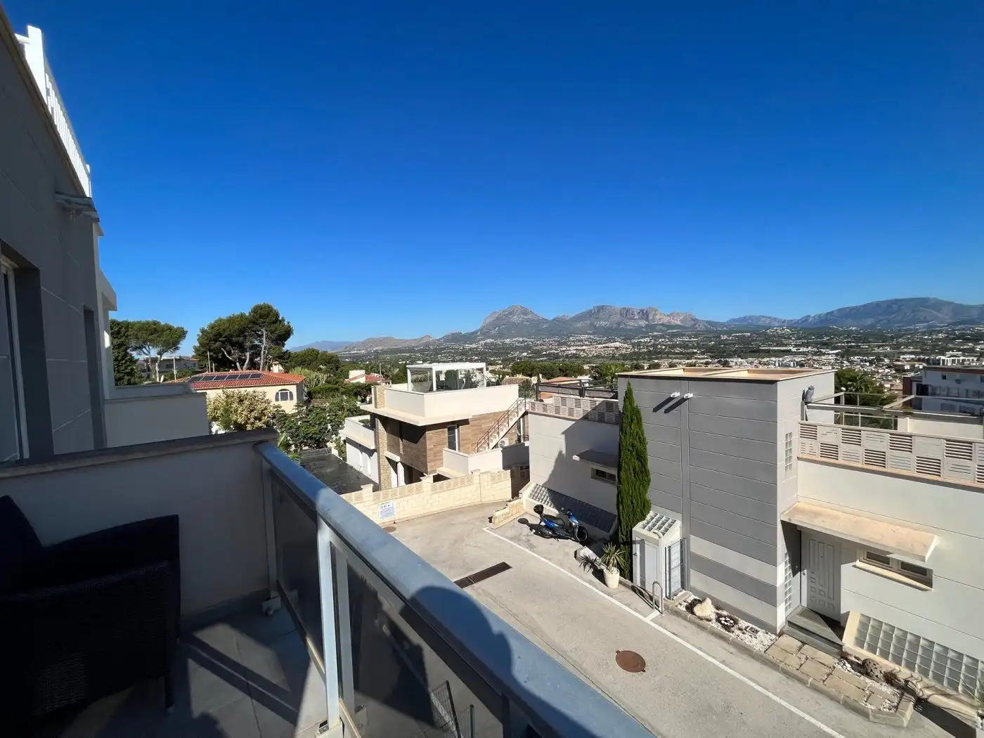 Vista exterior de Casa o xalet en venda en L'Alfàs del Pi amb Aire condicionat, Jardí privat i Terrassa