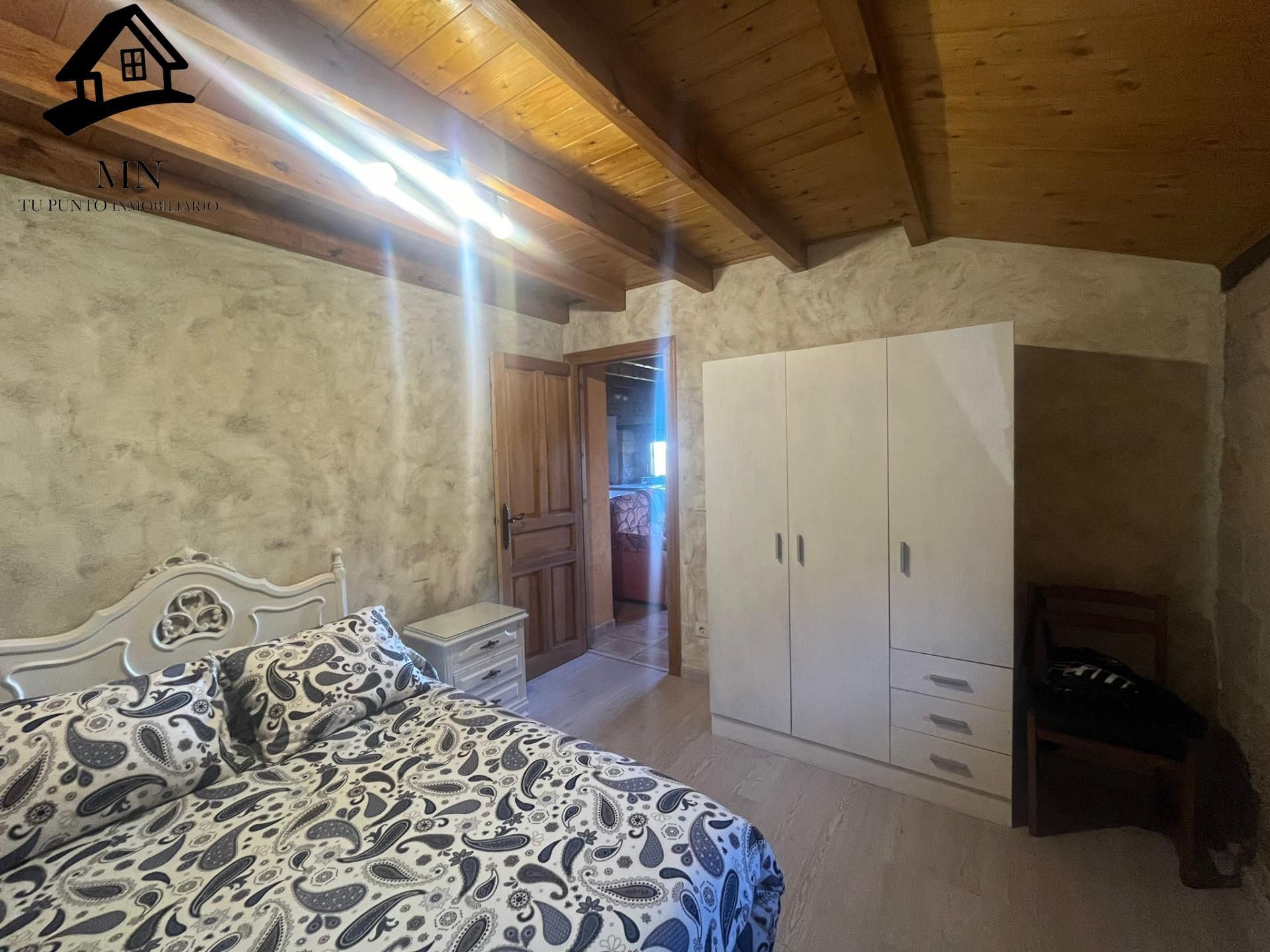 Dormitori de Casa o xalet en venda en Luena  amb Jardí privat