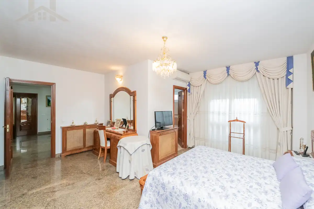 Dormitori de Casa o xalet en venda en San Sebastián de los Reyes amb Calefacció, Jardí privat i Piscina