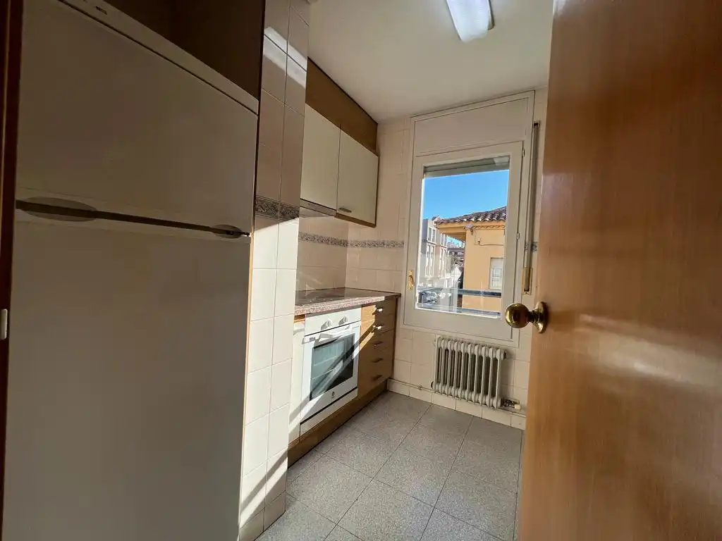Cuina de Pis de lloguer en Girona amb Aire condicionat, Calefacció i Moblat