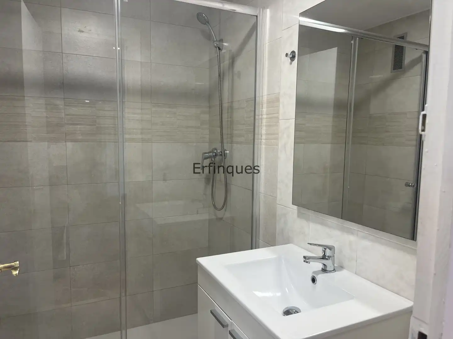Bathroom of Flat for sale in Terrassa  with Heating, Oven and Washing machine