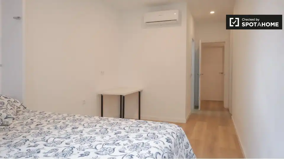 Bedroom of Flat for rent in Madrid  with Air Conditioner, Heating and Furnished