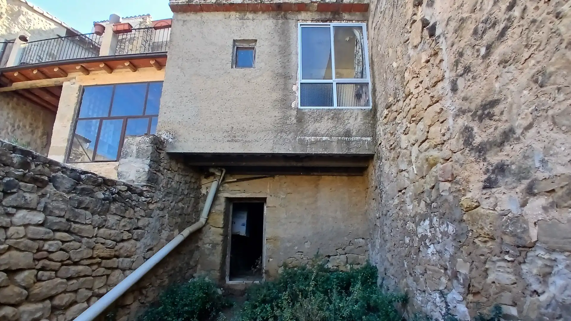 Vista exterior de Casa adosada en venda en Torre del Compte, Teruel
