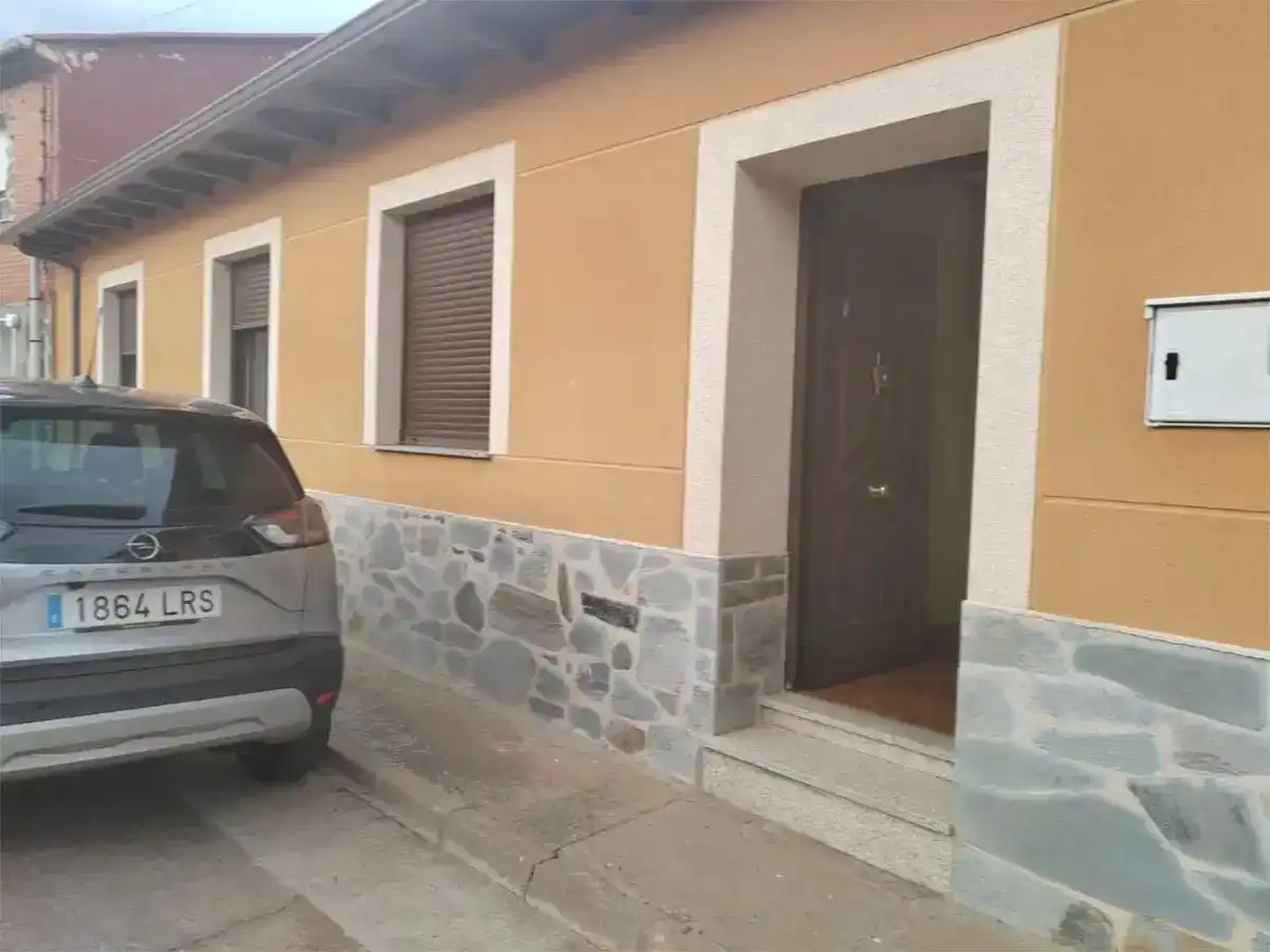 Vista exterior de Pis en venda en Santa Elena de Jamuz amb Jardí privat, Traster i Piscina