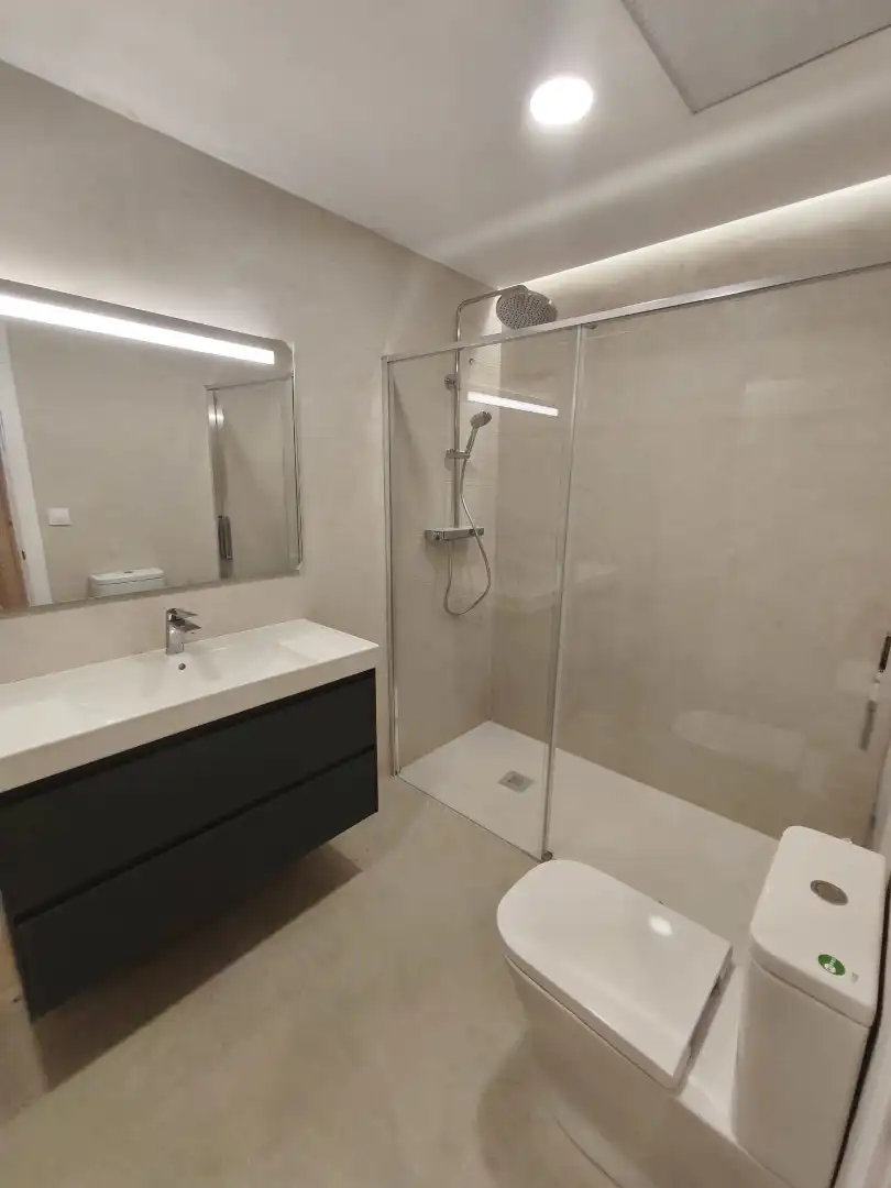 Bany de Apartament en venda en Ourense Capital  amb Aire condicionat, Calefacció i Parquet