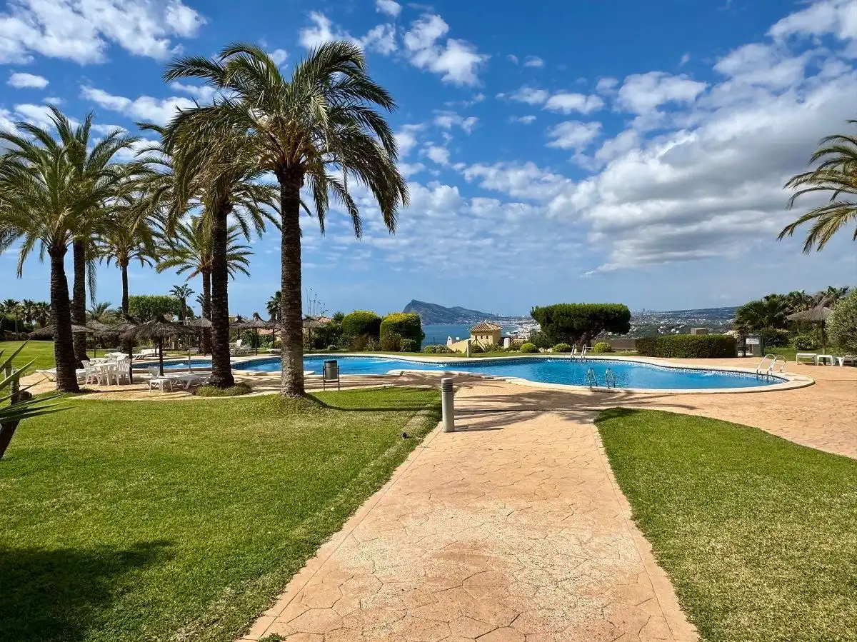 Piscina de Apartamento de alquiler en Altea con Aire acondicionado, Calefacción y Jardín privado