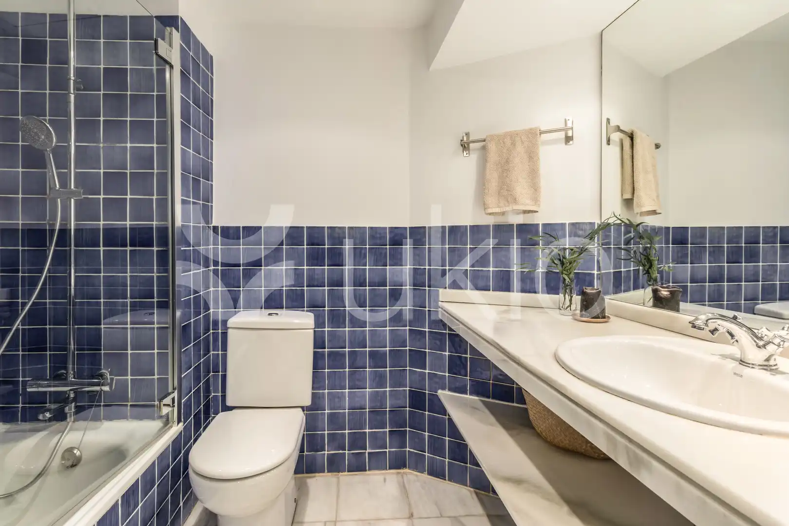 Bany de Apartament de lloguer en Madrid amb Aire condicionat, Calefacció i Moblat