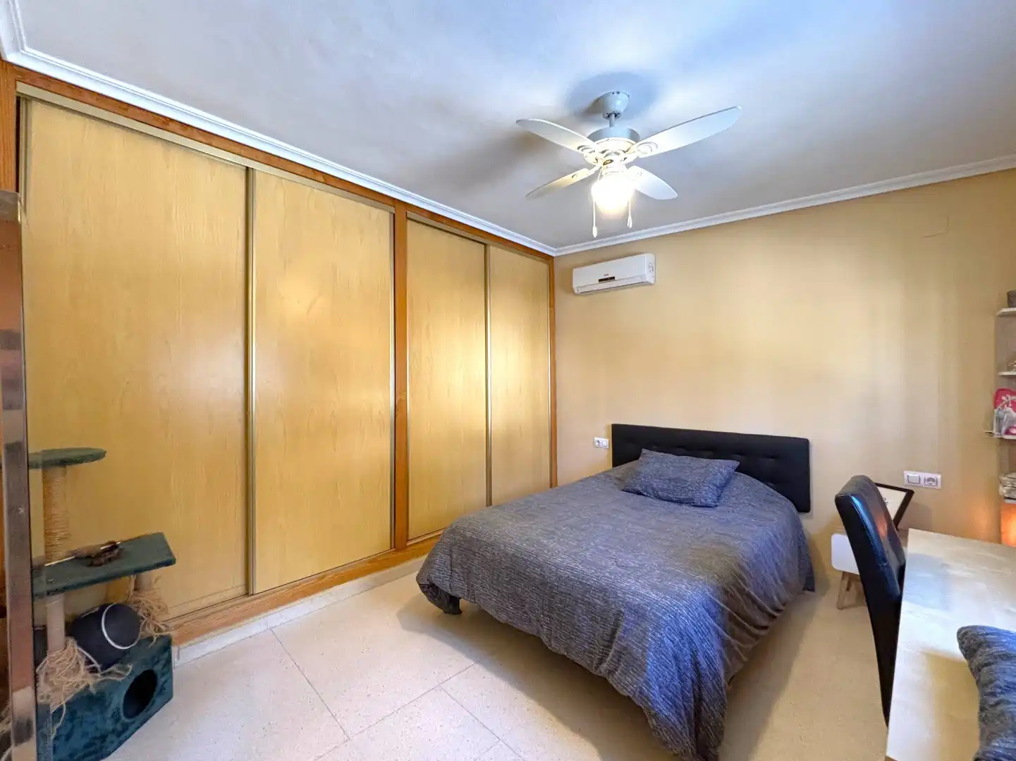 Habitación de Casa o chalet en venta en Alicante / Alacant con Aire acondicionado, Jardín privado y Trastero