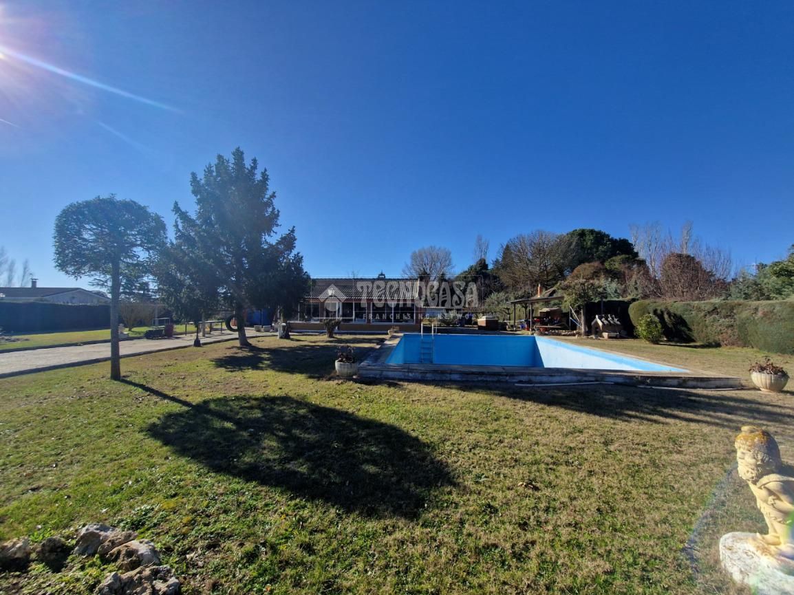 Casa o xalet en venda en Husillos  amb Traster i Piscina