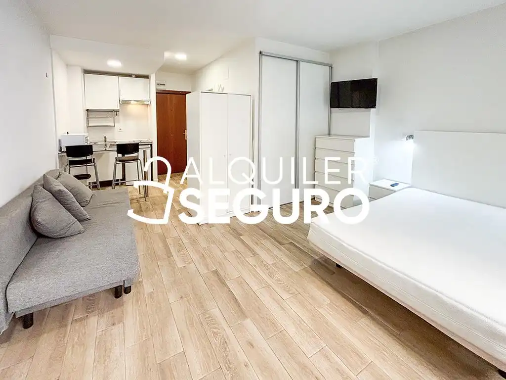 Schlafzimmer von Wohnung zur Miete in Madrid mit Klimaanlage, Heizung und Möbliert