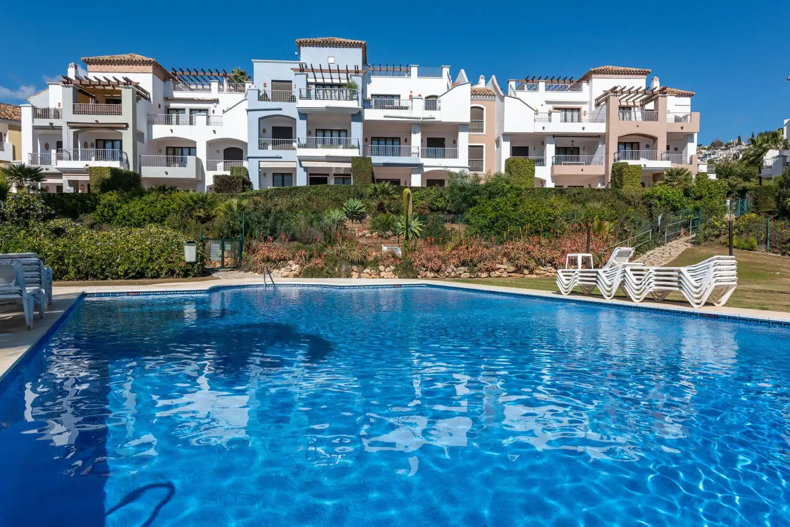 Vista exterior de Planta baja en venta en Benahavís con Aire acondicionado, Terraza y Piscina