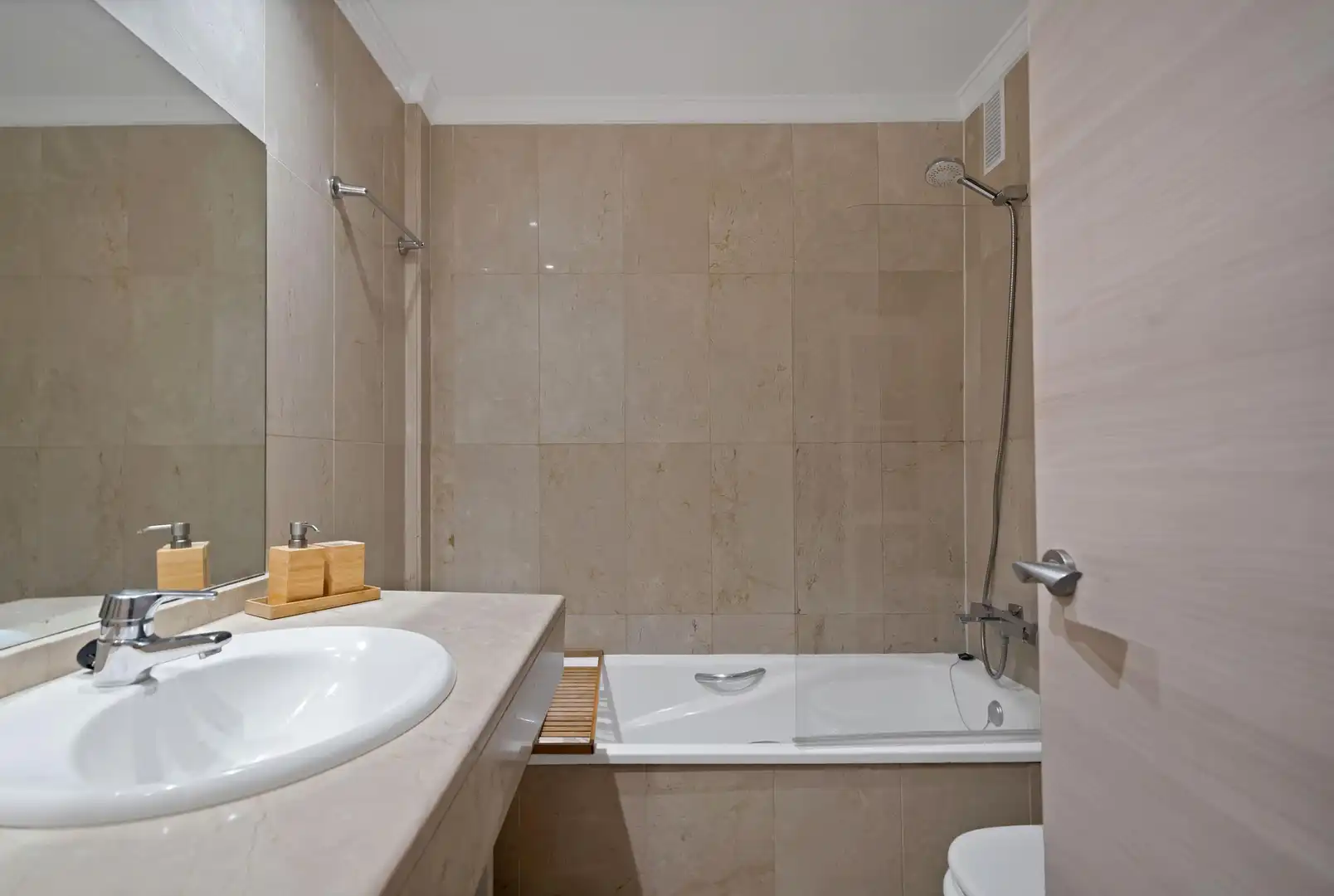 Baño de Apartamento en venta en Marbella con Aire acondicionado, Calefacción y Jardín privado