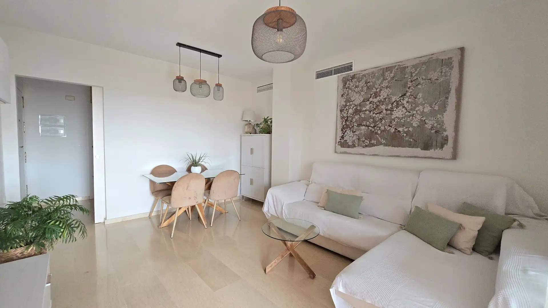Wohnzimmer von Wohnungen zum Verkauf in Manilva mit Klimaanlage, Privatgarten und Terrasse