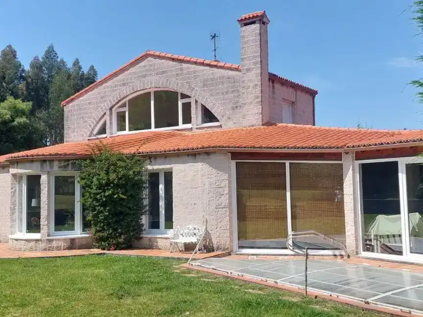 Vista exterior de Pis en venda en Oleiros amb Jardí privat, Traster i Piscina