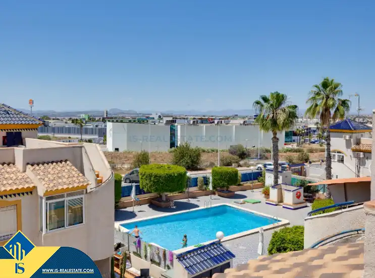 Vista exterior de Casa o xalet en venda en Torrevieja amb Terrassa, Moblat i Piscina comunitària