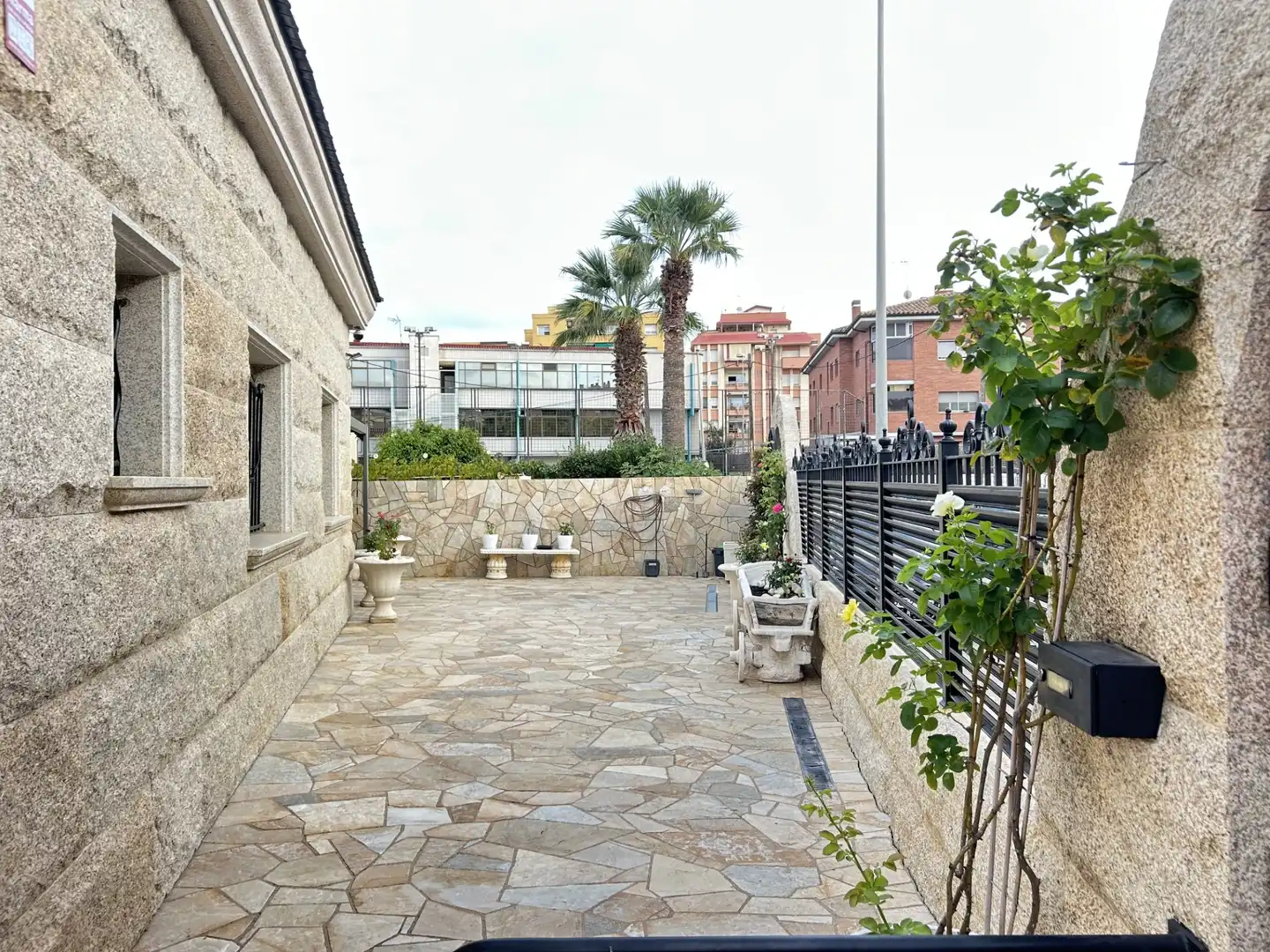 Casa amb jardí en venda a Carrer de Castelldefels, imagen 2