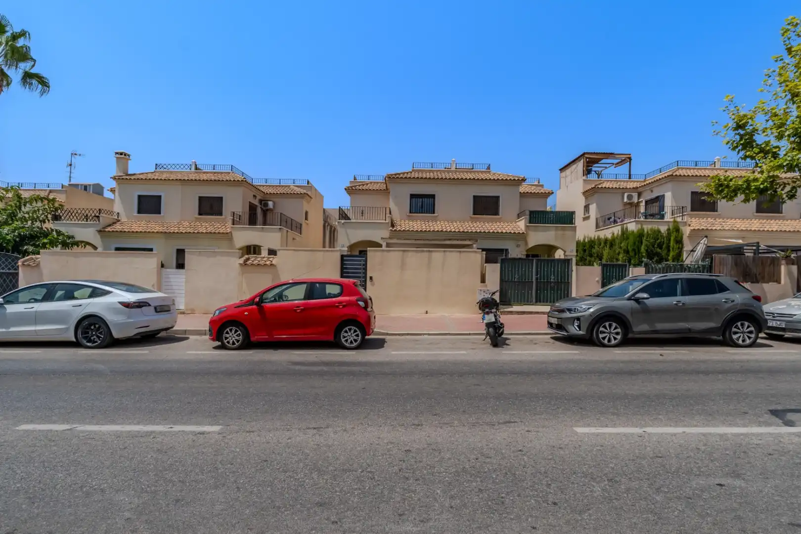 Vista exterior de Casa o xalet en venda en Torrevieja amb Jardí privat, Terrassa i Piscina