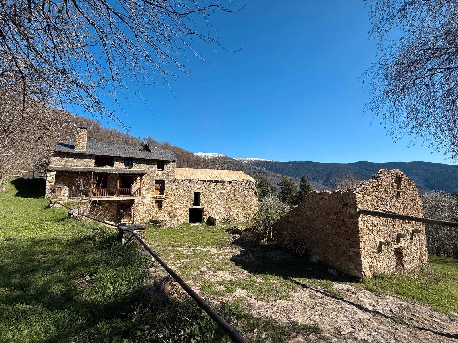 Außenansicht von Country house zum verkauf in Toses mit Terrasse und Abstellraum