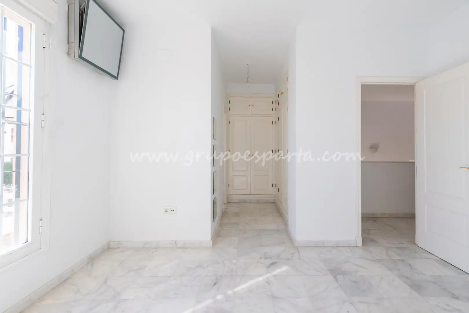 Detached homes for sale in Espartinas  with Air Conditioner, Heating and Oven