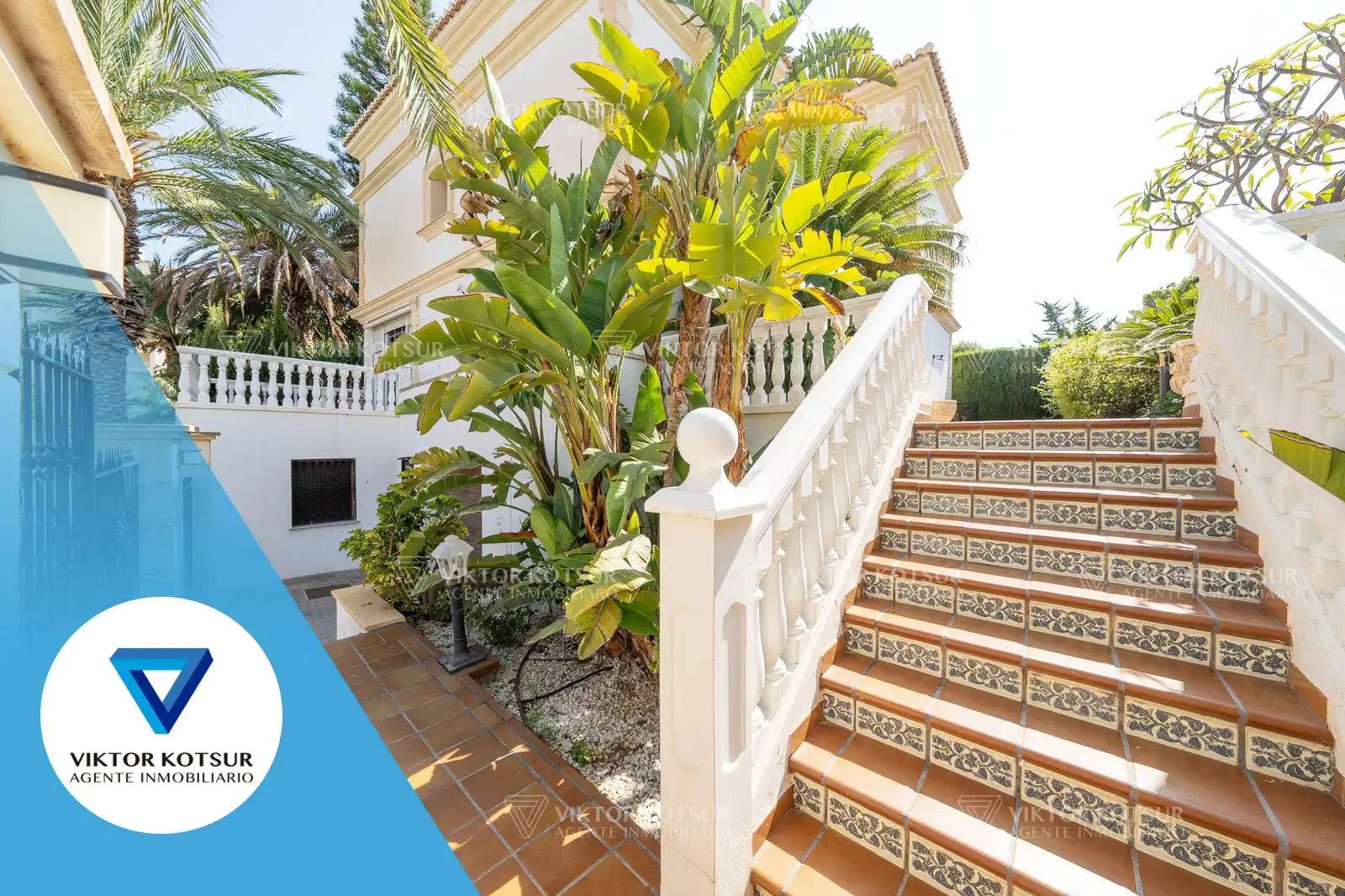 Vista exterior de Casa o xalet en venda en Roquetas de Mar amb Aire condicionat, Calefacció i Jardí privat