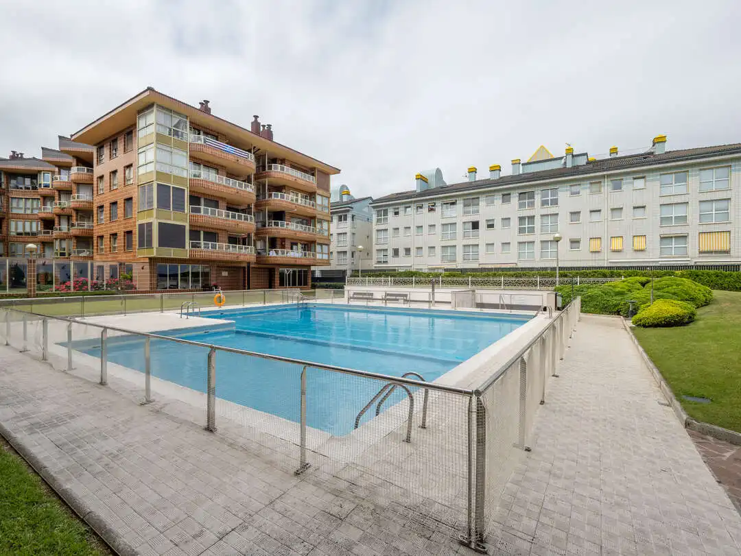 Schwimmbecken von Wohnung zum Verkauf in Zarautz mit Heizung, Privatgarten und Terrasse