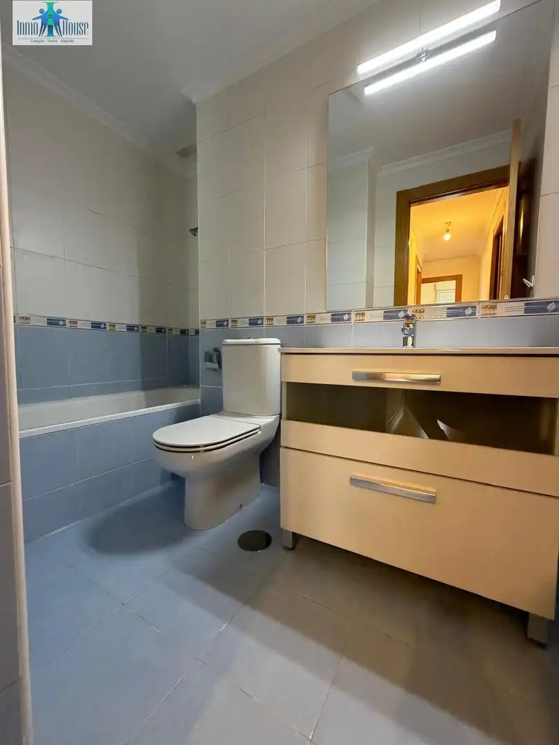 Badezimmer von Wohnung zur Miete in Albacete mit Klimaanlage, Heizung und Parkett