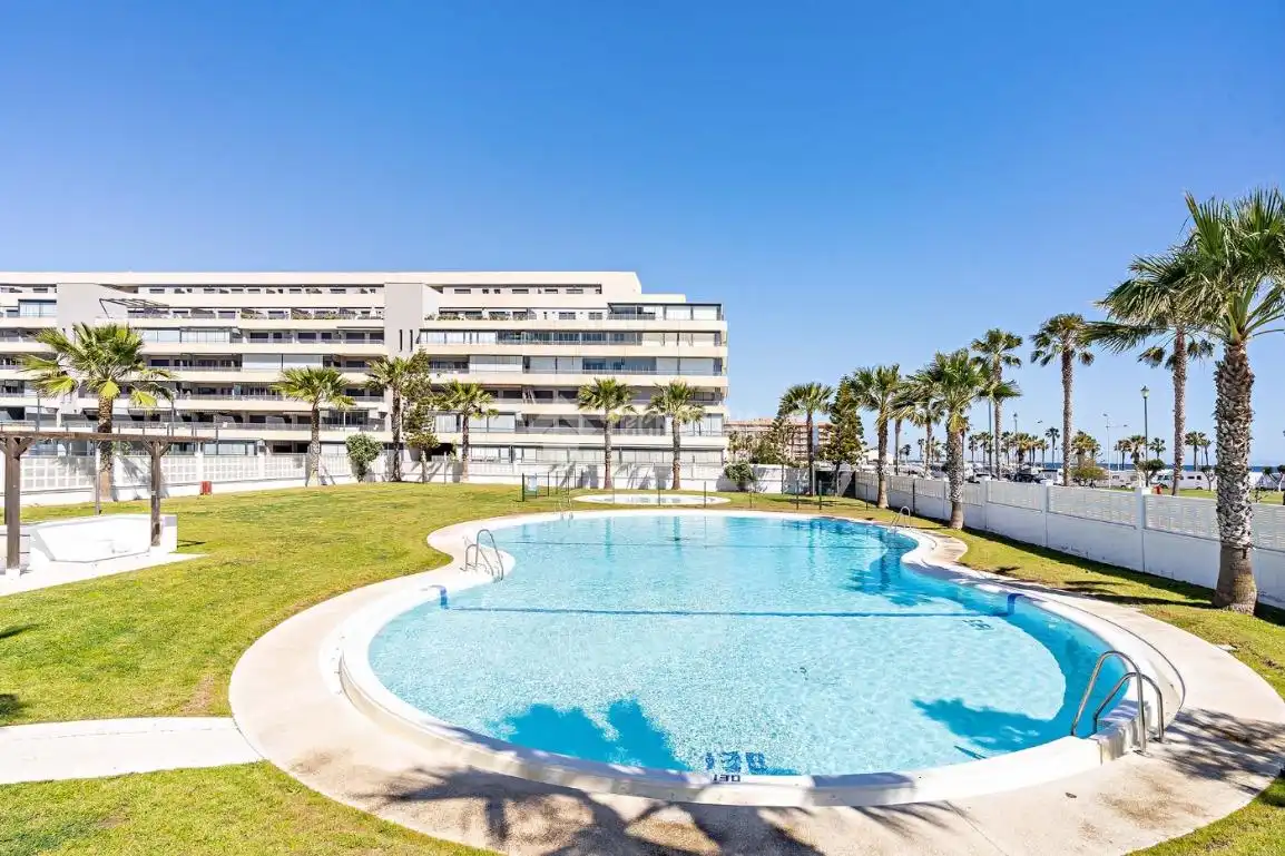 Piscina de Piso en venta en Roquetas de Mar con Aire acondicionado, Terraza y Amueblado