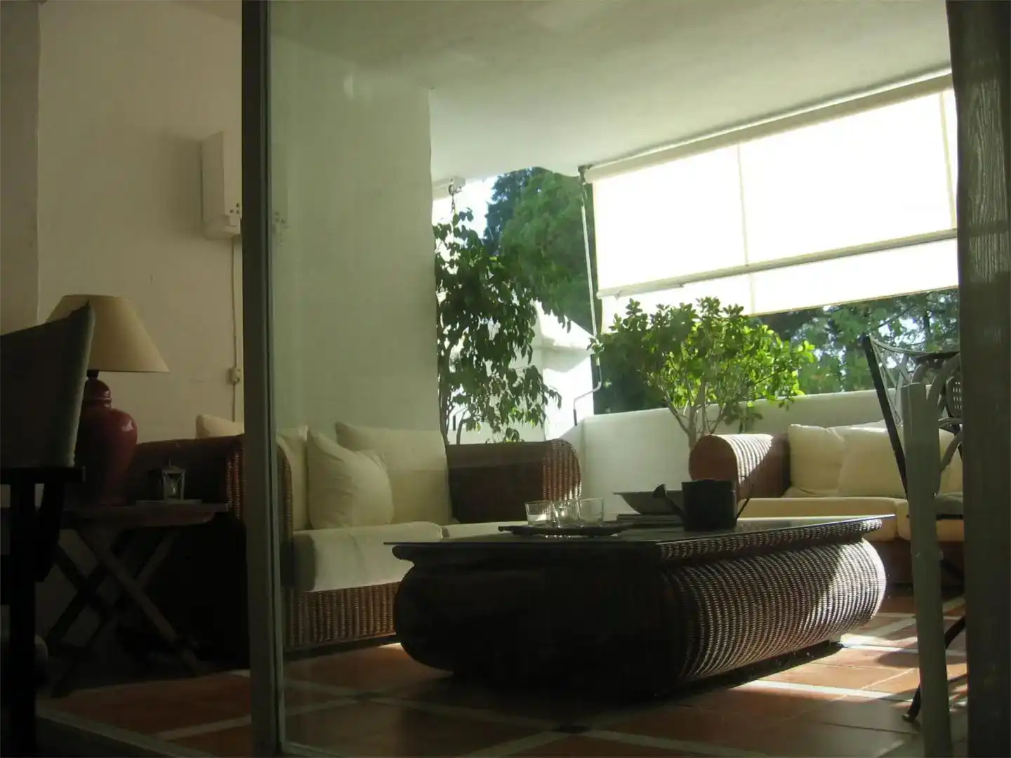 Sala d'estar de Pis en venda en Estepona amb Aire condicionat, Jardí privat i Piscina