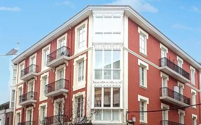 Außenansicht von Wohnung zum verkauf in Torrelavega  mit Balkon