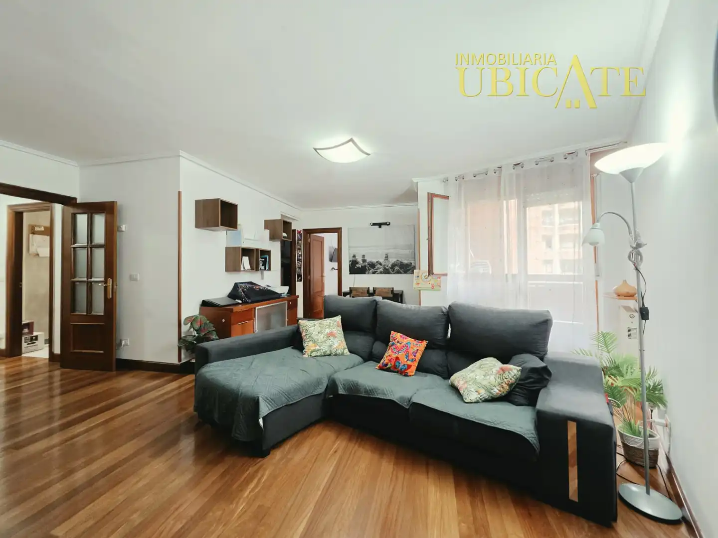 Sala de estar de Piso en venta en Castro-Urdiales con Calefacción, Parquet y Trastero