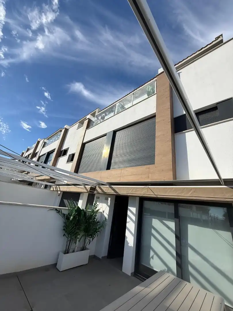 Vista exterior de Casa o chalet en venta en Guardamar del Segura con Aire acondicionado, Jardín privado y Terraza