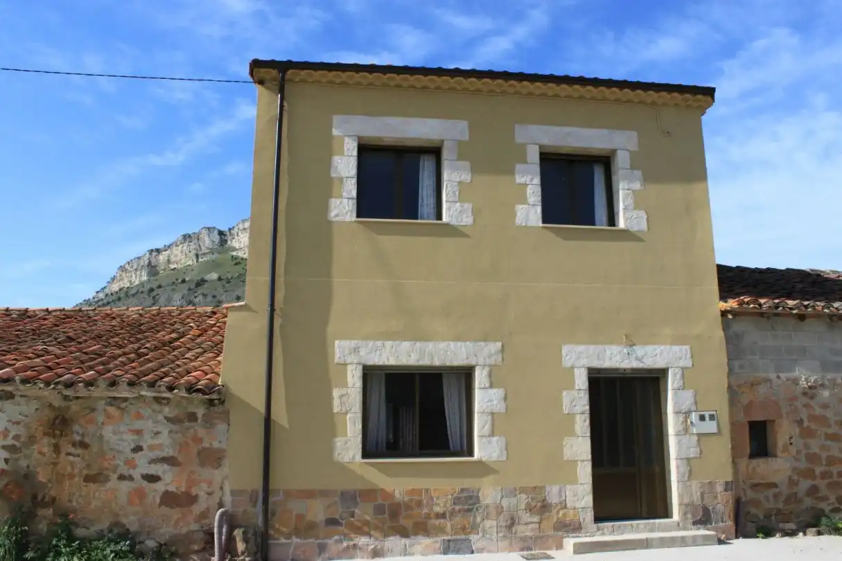 Vista exterior de Casa o chalet en venta en Cascajares de la Sierra con Calefacción y Amueblado
