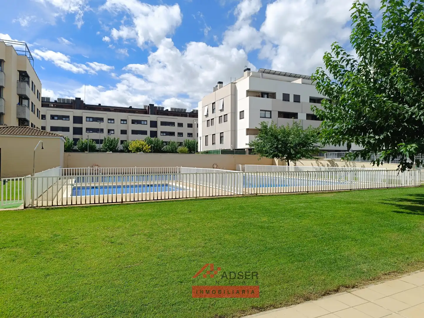 Vista exterior de Pis en venda en Lardero amb Calefacció, Parquet i Terrassa