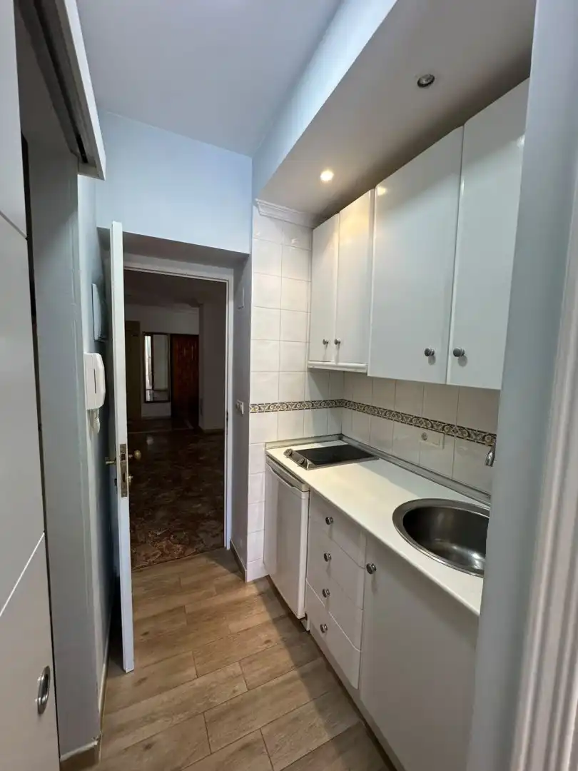 Cuina de Estudi de lloguer en Torremolinos amb Aire condicionat, Terrassa i Piscina