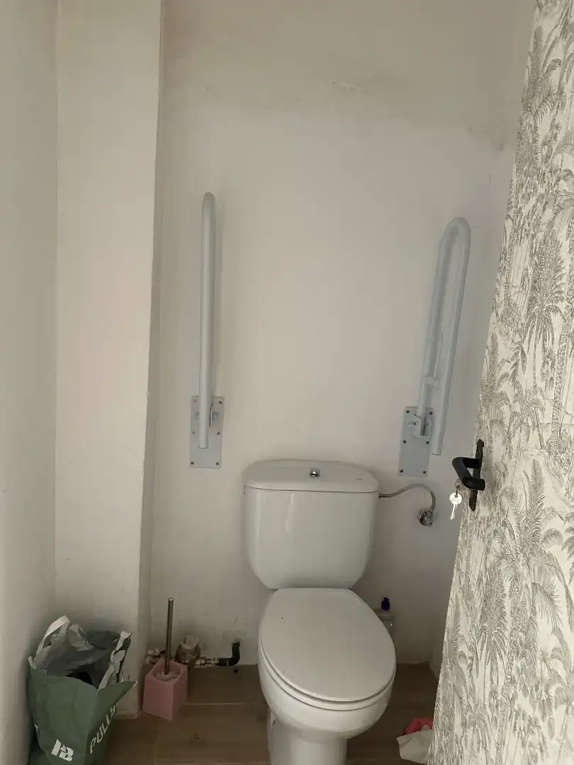 Baño de Local de alquiler en Ciudad Real con Aire acondicionado