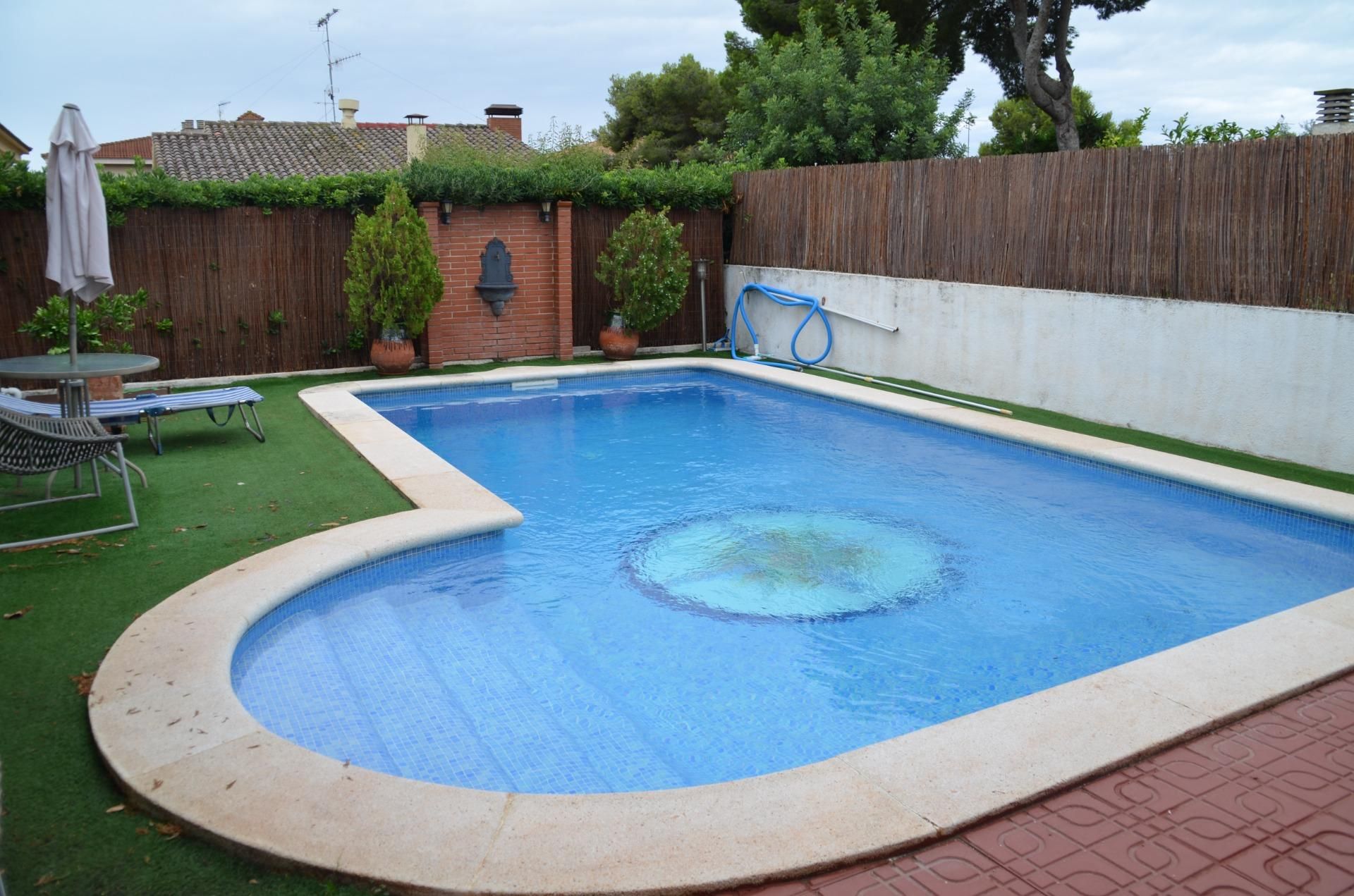 Piscina de Casa o chalet en venta en Calafell con Aire acondicionado, Calefacción y Jardín privado