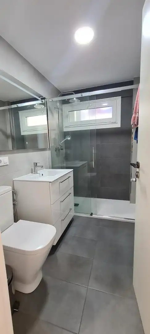Bathroom of Flat for rent in Vigo   with Heating, Parquet flooring and Oven