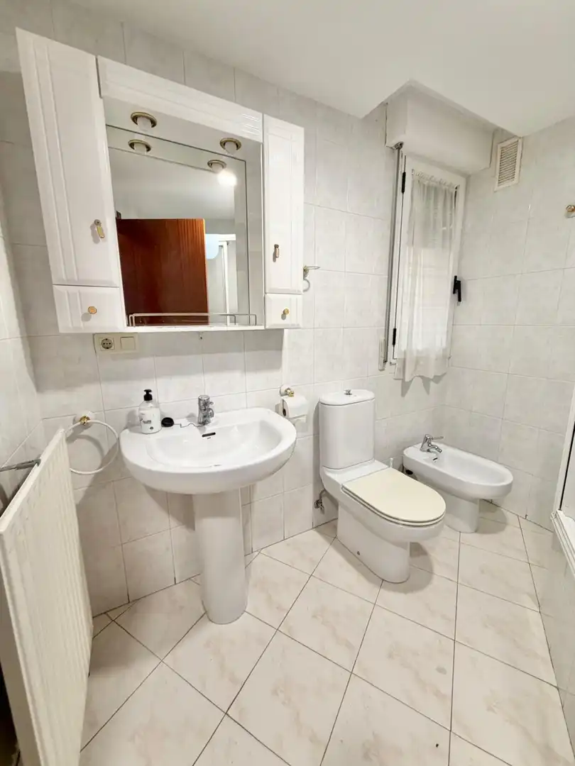 Baño de Piso de alquiler en  Logroño con Calefacción, Parquet y Amueblado
